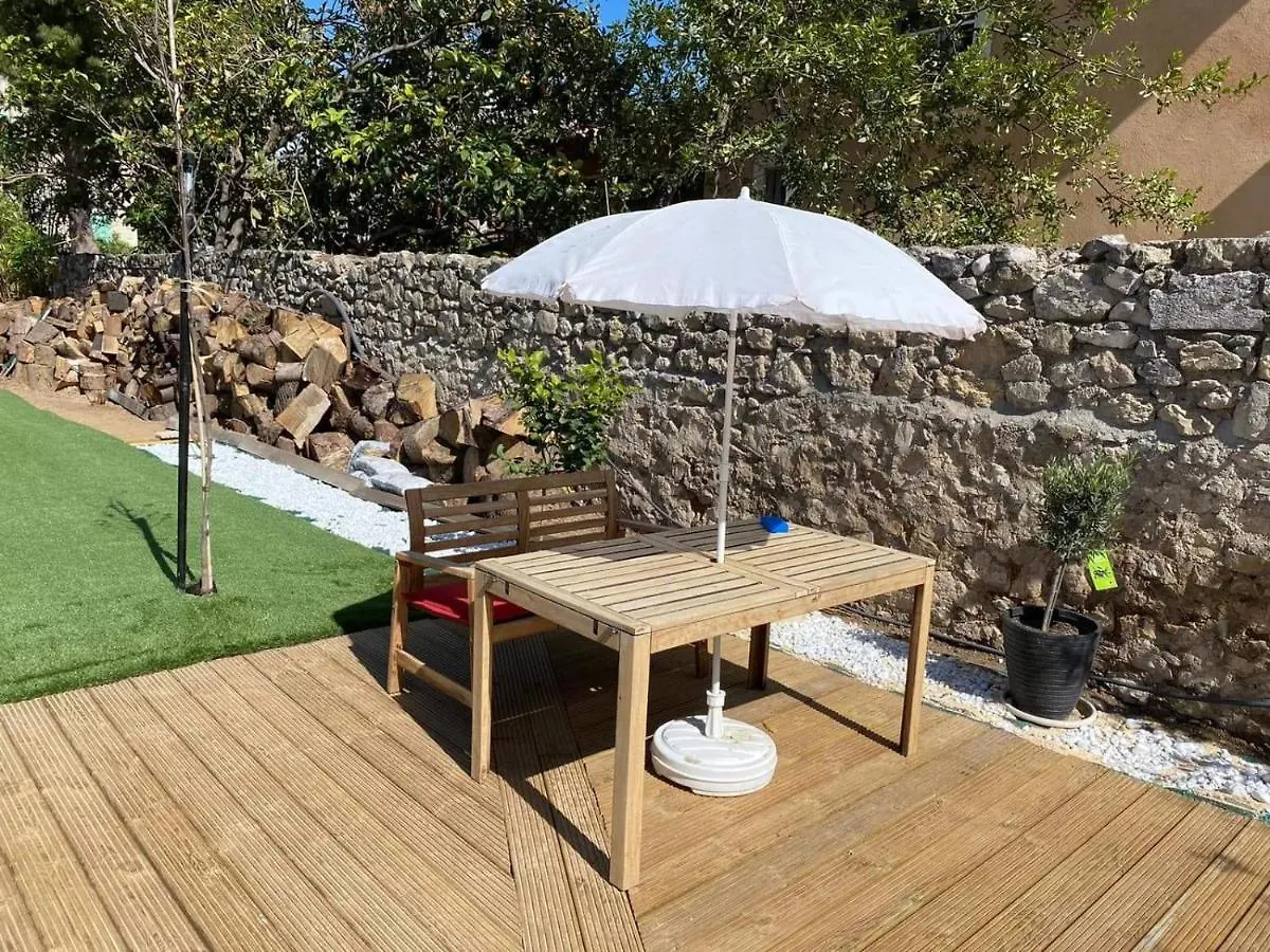 Gîte du stade la maisonnette studio 4 pers parking gratuit piscine Marseille 0*,  France