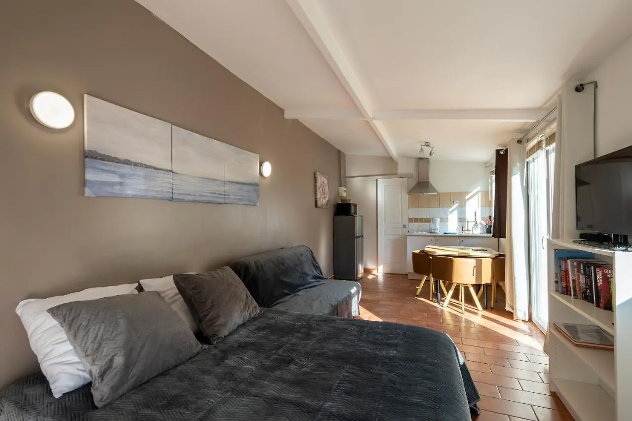 Appartement Gîte du stade la maisonnette studio 4 pers parking gratuit piscine Marseille